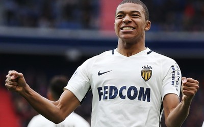 香蕉体育独家-凯西戴帽后低调不庆祝